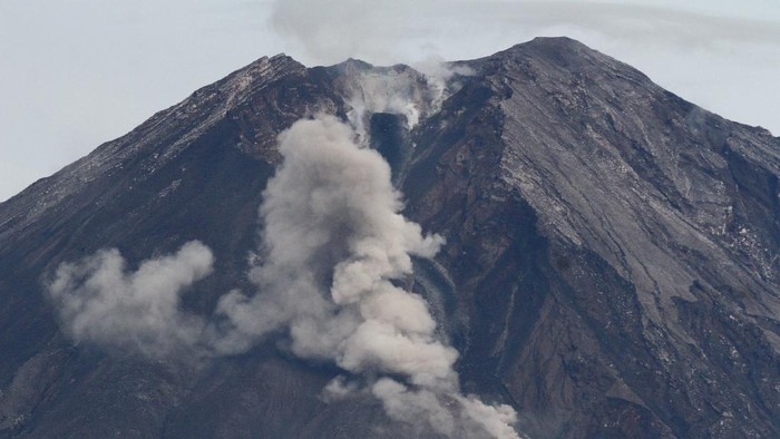 PERUBAHAN BENTUK KAWAH GUNUNG SEMERU Awan panas guguran keluar melalui bukaan aliran lava baru Gunung Semeru terpantau dari Desa Supiturang, Pronojiwo, Lumajang, Jawa Timur, Selasa (21/12/2021). Pusat Riset Aplikasi Penginderaan Jauh Lapan - Badan Riset dan Inovasi Nasional (BRIN) mencatat Gunung Semeru mengalami perubahan bentuk di wilayah kawah hingga lereng bagian tenggara akibat aktivitas vulkanik berupa luncuran awan panas guguran. ANTARA FOTO/Ari Bowo Sucipto/rwa.