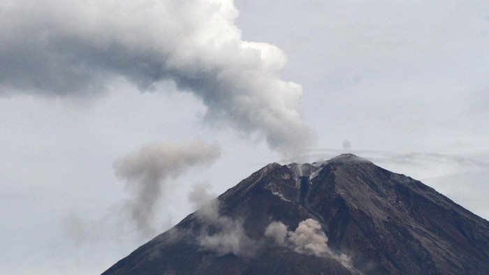 PERUBAHAN BENTUK KAWAH GUNUNG SEMERU Awan panas guguran keluar melalui bukaan aliran lava baru Gunung Semeru terpantau dari Desa Supiturang, Pronojiwo, Lumajang, Jawa Timur, Selasa (21/12/2021). Pusat Riset Aplikasi Penginderaan Jauh Lapan - Badan Riset dan Inovasi Nasional (BRIN) mencatat Gunung Semeru mengalami perubahan bentuk di wilayah kawah hingga lereng bagian tenggara akibat aktivitas vulkanik berupa luncuran awan panas guguran. ANTARA FOTO/Ari Bowo Sucipto/rwa.