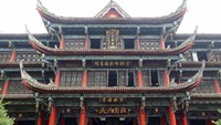 Biara Wenshu juga merupakan salah satu landmark dan objek wisata populer di kawasan Chengdu. Tak heran area ini kerap ramai didatangi para wisatawan baik domestik maupun dari luar negeri. Dok. Daderot via Wikipedia.