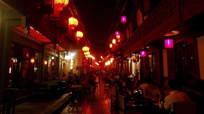 Pesona Chengdu, Kota Paling Bahagia di China Chengdu terpilih sebagai kota paling bahagia di China versi Oriental Outlook. Kota ini pun berhasil mempertahankan posisinya selama 12 tahun berturut-turut.
