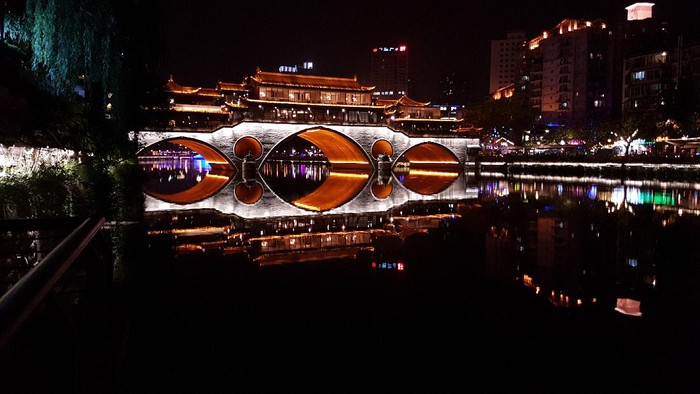 Pesona Chengdu, Kota Paling Bahagia di China Chengdu terpilih sebagai kota paling bahagia di China versi Oriental Outlook. Kota ini pun berhasil mempertahankan posisinya selama 12 tahun berturut-turut.