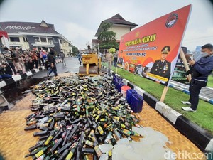 Lagu Mirasantika Iringi Pemusnahan Ribuan Botol Miras di Polres Sumedang