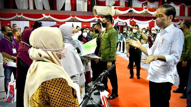 Presiden Joko Widodo menyerahkan sertifikat hak atas tanah untuk rakyat di Gedung Tenis Tertutup Telaga Keramat, Kota Tarakan, Provinsi Kalimantan Utara, pada Selasa, 21 Desember 2021. (Biro Pers Sekretariat Presiden)