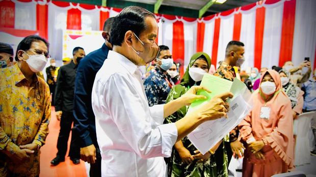 Presiden Joko Widodo menyerahkan sertifikat hak atas tanah untuk rakyat di Gedung Tenis Tertutup Telaga Keramat, Kota Tarakan, Provinsi Kalimantan Utara, pada Selasa, 21 Desember 2021. (Biro Pers Sekretariat Presiden)