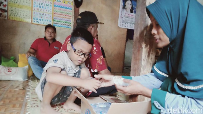 Rangga bocah asal Klaten yang mendadak buta bermain bersama ibunya