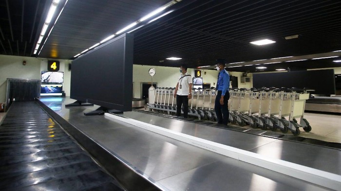 Petugas melakukan pengecekan fasiltas bandara di Terminal 1A Kedatangan, Bandara Soekarno Hatta, Tangerang, Banten, Senin (20/12/2021). PT Angkasa Pura II Cabang Bandara Soekarno Hatta, berencana akan kembali mengoperasikan Terminal 1A saat Natal dan Tahun Baru 2022 setelah sebelumnya berhenti beroperasi selama pandemi COVID-19. ANTARA FOTO/Muhammad Iqbal/tom.