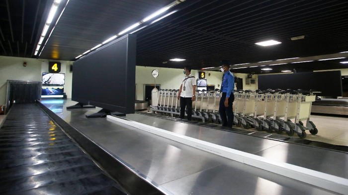 RENCANA PENGOPERASIAN KEMBALI TERMINAL 1 A Petugas melakukan pengecekan fasiltas bandara di Terminal 1A Kedatangan, Bandara Soekarno Hatta, Tangerang, Banten, Senin (20/12/2021). PT Angkasa Pura II Cabang Bandara Soekarno Hatta, berencana akan kembali mengoperasikan Terminal 1A saat Natal dan Tahun Baru 2022 setelah sebelumnya berhenti beroperasi selama pandemi COVID-19. ANTARA FOTO/Muhammad Iqbal/tom.
