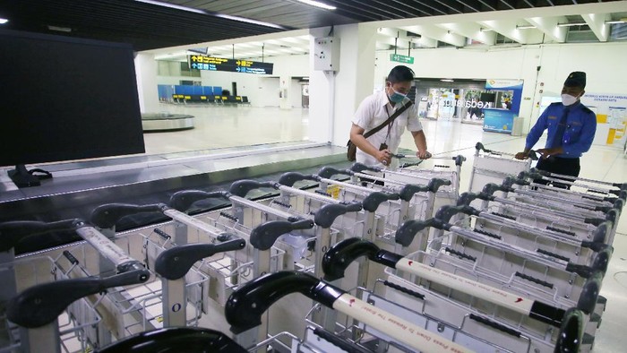 Petugas melakukan pengecekan fasiltas bandara di Terminal 1A Kedatangan, Bandara Soekarno Hatta, Tangerang, Banten, Senin (20/12/2021). PT Angkasa Pura II Cabang Bandara Soekarno Hatta, berencana akan kembali mengoperasikan Terminal 1A saat Natal dan Tahun Baru 2022 setelah sebelumnya berhenti beroperasi selama pandemi COVID-19. ANTARA FOTO/Muhammad Iqbal/tom.
