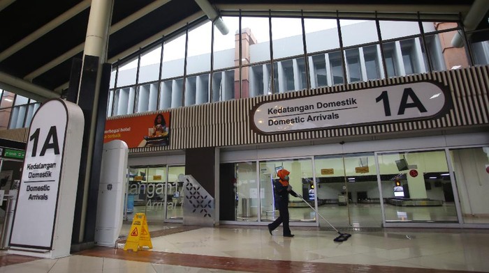 Petugas melakukan pengecekan fasiltas bandara di Terminal 1A Kedatangan, Bandara Soekarno Hatta, Tangerang, Banten, Senin (20/12/2021). PT Angkasa Pura II Cabang Bandara Soekarno Hatta, berencana akan kembali mengoperasikan Terminal 1A saat Natal dan Tahun Baru 2022 setelah sebelumnya berhenti beroperasi selama pandemi COVID-19. ANTARA FOTO/Muhammad Iqbal/tom.