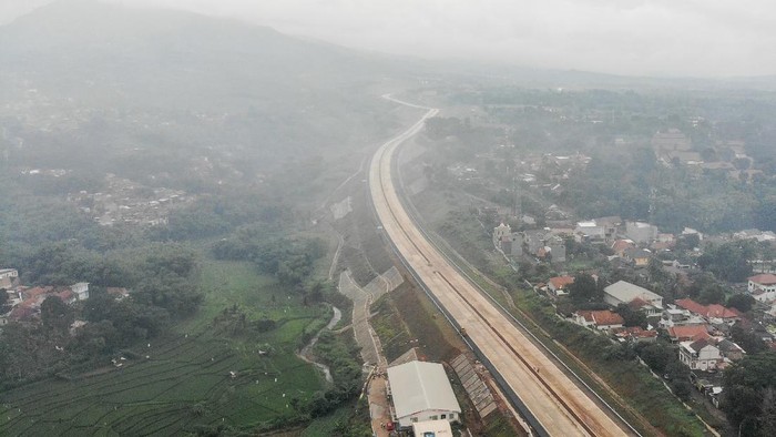 RENCANA PENGOPERASIAN TOL CISUMDAWU Foto udara proyek Jalan Tol Cileunyi-Sumedang-Dawuan (Cisumdawu) di Jatinangor, Kabupaten Sumedang, Selasa (21/12/2021). Satuan kerja Jalan Tol Cisumdawu berencana membuka secara fungsional ruas jalan seksi 1 (Cileunyi-Pamulihan) sebelum libur Natal 2021 dan Tahun Baru. ANTARA FOTO/Raisan Al Farisi/rwa.