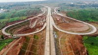 Foto udara pintu keluar Jatinangor pada proyek Jalan Tol Cileunyi-Sumedang-Dawuan (Cisumdawu) di Jatinangor, Kabupaten Sumedang, Selasa (21/12/2021).