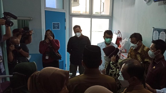 Risma saat menjenguk anak pengidap tumor tulang di Aceh (Agus-detikcom)