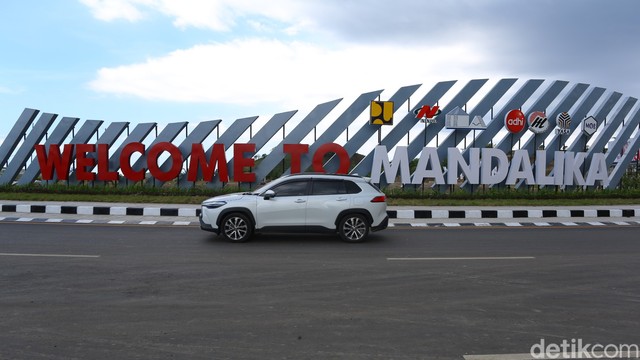 Road Trip Toyota Corolla Cross Hybrid: Terpana Mandalika