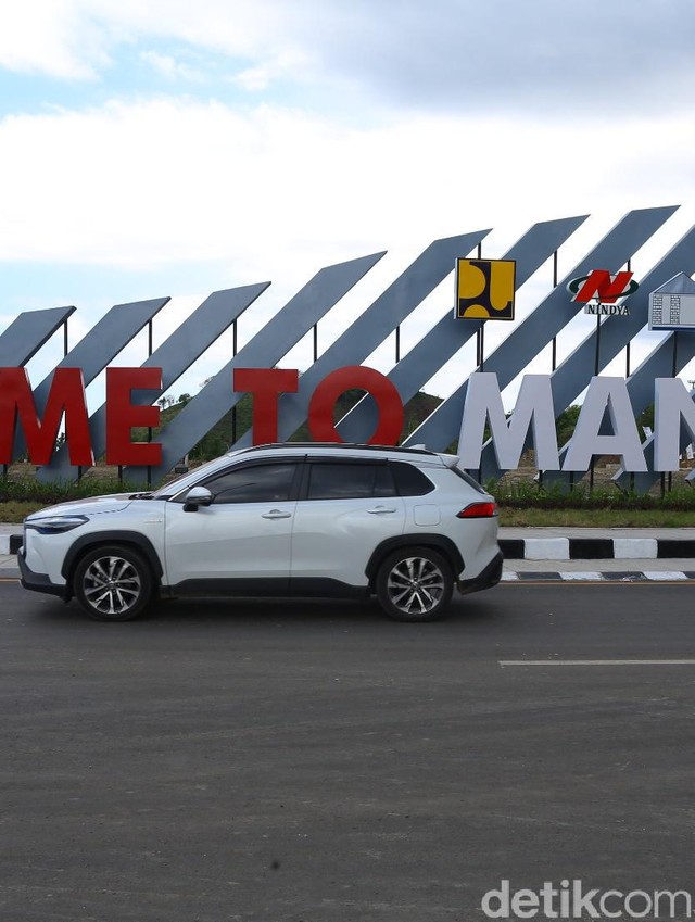 Road Trip Toyota Corolla Cross Hybrid: Terpana Mandalika
