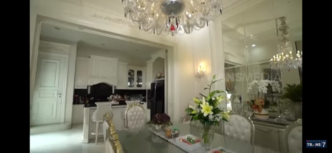 Iniah area ruang makan yang menyatu dengan dapur. Lampu kristal gantungnya diimpor dari Italia. (Foto: YouTube/Trans7 Official)