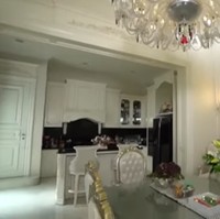 Iniah area ruang makan yang menyatu dengan dapur. Lampu kristal gantungnya diimpor dari Italia. (Foto: YouTube/Trans7 Official)