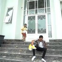 Bak istana, teras depan dilapisi marmer hitam yang mewah. Dua pilar yang menjulang tinggi di bagian depan mempertegas kemegahan rumah tersebut. (Foto: YouTube/Trans7 Official)