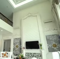 Cat putih yang mendominasi membuat ruangan keluarga kian terasa lapang. Nuansa klasik kian kental berkat panel-panel yang dihiasi ukiran. (Foto: YouTube/Trans7 Official)