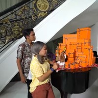 Hadiah Natal yang ia siapkan untuk orang terdekat pun serba Hermes. Ada tas, piring dan Twilly. (Foto: YouTube/Trans7 Official)