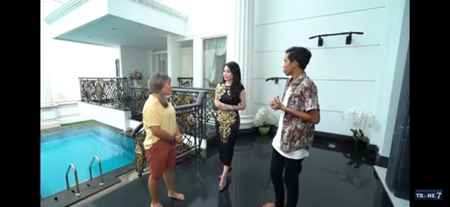 Halaman belakang menjadi tempat bagi Amelia berolahraga. Selain berenang, ia juga rutin yoga dan tinju di sini. (Foto: YouTube/Trans7 Official)