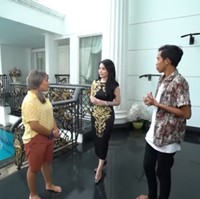 Halaman belakang menjadi tempat bagi Amelia berolahraga. Selain berenang, ia juga rutin yoga dan tinju di sini. (Foto: YouTube/Trans7 Official)
