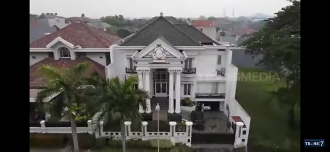 Inilah rumah Amelia Salim yang berada di Surabaya, Jawa Timur. Tampak depan, rumh tersebut bergaya klasik. (Foto: YouTube/Trans7 Official)