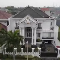 Inilah rumah Amelia Salim yang berada di Surabaya, Jawa Timur. Tampak depan, rumh tersebut bergaya klasik. (Foto: YouTube/Trans7 Official)