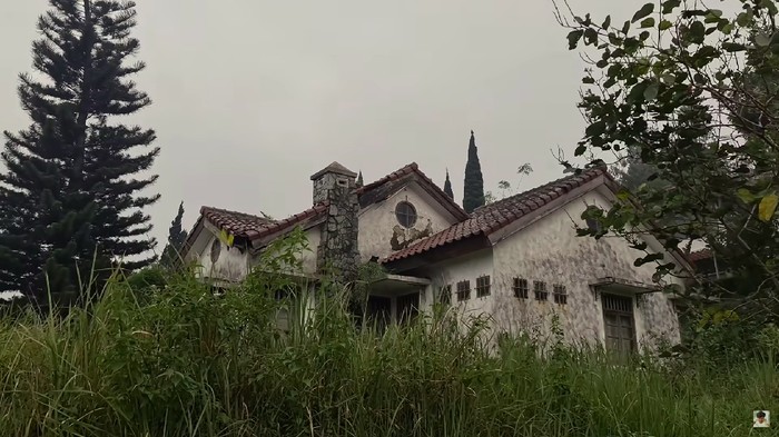 Rumah Mewah Kosong di Kampung Elite