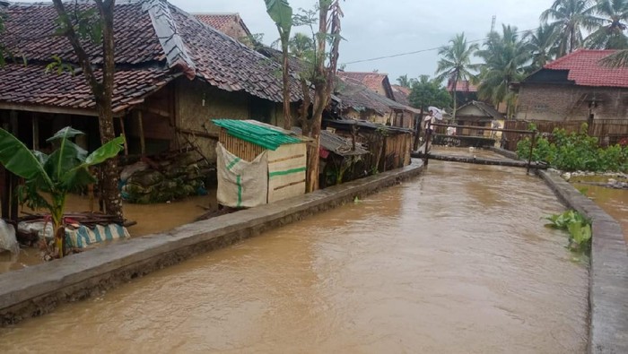 Rumah warga di Pandeglang terendam banjir.