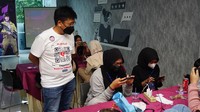 Direktur Utama Telkomsel Hendri Mulya Syam saat meninjau kegiatan Main Bareng (mabar) komunitas e-sport dan berbagi keseruan bersama anak-anak dari Panti Asuhan Pemulihan Hati Bapa yang merupakan bagian dari Rangkaian Telkomsel Siaga Siaga NARU 2021 di Medan, Senin (20/21).