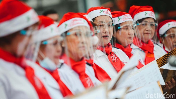 Menyambut Hari Raya Natal, Pemprov DKI Jakarta gelar Christmas Carol. Christmas Carol tersebut akan berlangsung pada 21-23 Desember 2021 dan tersebar di 7 lokasi.