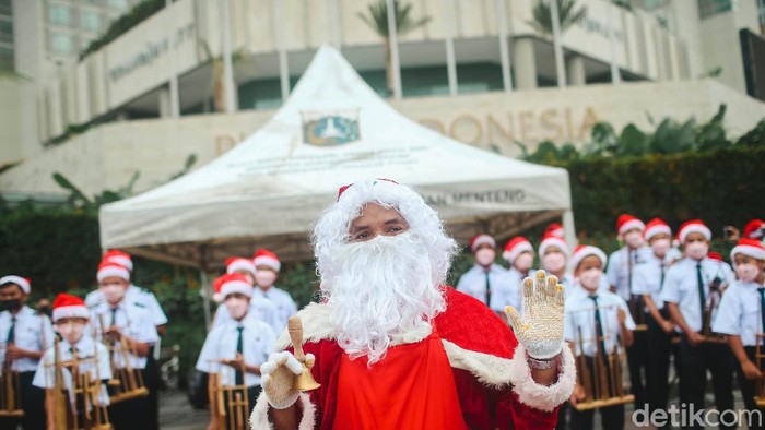 Menyambut Hari Raya Natal, Pemprov DKI Jakarta gelar Christmas Carol. Christmas Carol tersebut akan berlangsung pada 21-23 Desember 2021 dan tersebar di 7 lokasi.