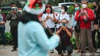 Kegiatan ini menarik perhatian pengguna jalan.
