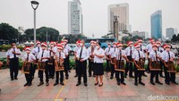 Kelompok paduan suara mendendangkan kidul Natal di kawsan Bundaran HI, Jakarta, Selasa (21/12).