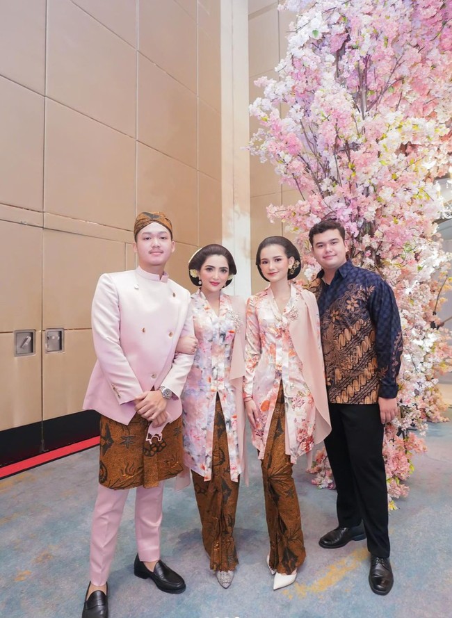 Momen 7 bulanan kehamilan Aurel Hermansyah itu tampak dihadiri oleh keluarga dan kerabat, termasuk pacar Azriel Hermansyah, Sarah Menzel. Penampilan Sarah Menzel ketika menghadiri acara 7 bulanan Aurel Hermansyah pun cukup mencuri perhatian. Foto: Instagram/@ashanty_ash