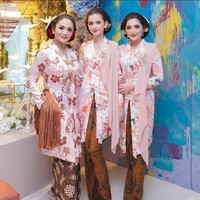 Foto-foto momen 7 bulanan Aurel Hermansyah itu pun tampak dibagikan di Instagram. Seperti dalam foto yang satu ini, Sarah Menzel tampak berpose bersama Ashanty dan Krisdayanti. Ketiganya terlihat cantik berkebaya. Foto: Instagram/@ashanty_ash