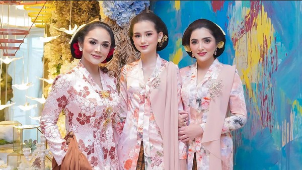 7 Foto Anggunnya Sarah Menzel Berkebaya di Acara 7 Bulanan Aurel Hermansyah