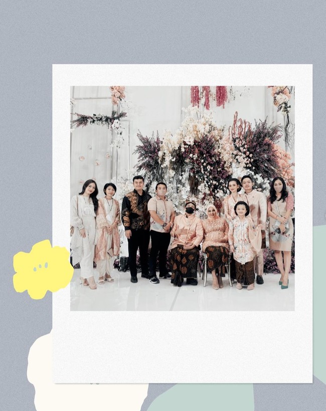 Sarah sendiri diketahui memiliki darah blasteran Indonesia dan Jerman. Walaupun demikian ternyata Sarah tetap terlihat cocok dan anggun mengenakan kebaya. Foto: Instagram/@ssarah_menzel