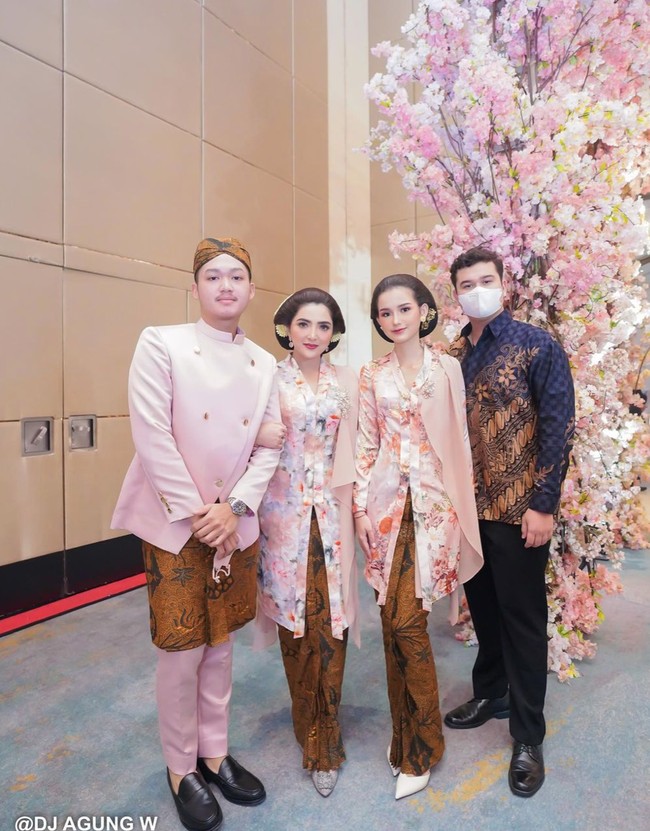 Belum lama ini Aurel Hermansyah terlihat mengadakan acara 7 bulanan kehamilannya. Acara tersebut digelar secara mewah di daerah Pondok Indah, Jakarta dengan nuansa berwarna merah muda. Foto: Instagram/@ashanty_ash