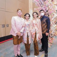 Belum lama ini Aurel Hermansyah terlihat mengadakan acara 7 bulanan kehamilannya. Acara tersebut digelar secara mewah di daerah Pondok Indah, Jakarta dengan nuansa berwarna merah muda. Foto: Instagram/@ashanty_ash