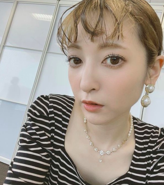 Ketika dicari di hotelnya, dia sudah ditemukan tewas terjatuh dari ketinggian. Dia tewas pukul 21.40. Pihak agensi Sayaka pun telah memberikan pernyataan resmi. Foto: dok. Instagram/@sayakakanda