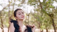 Seperti kebiasaan merokoknya, meski mengundang kontra. Kini netizen justru tertawa melihat Ariel ternyata lebih suka rokok filter yang murah, dibandingkan vape atau rokok premium lainnya. Foto: Instagram @arieltatum/Site