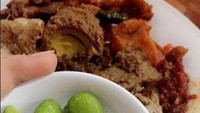 Meski sudah terkenal, Ariel tak malu menunjukkan bahwa makanan favoritnya adalah petai. Bahkan ia bisa menghabiskan banyak petai jika sudah ketemu dengan nasi dan sambal. Foto: Instagram @arieltatum/Site