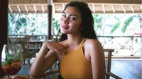 Memiliki banyak kesibukan, tak lupa dara cantik yang satu ini tetap bersantai di salah satu restoran bergaya tropis. Foto: Instagram @arieltatum/Site