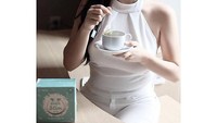 Terakhir ini foto manis Ariel saat ngeteh untuk menjaga tubuhnya tetap sehat dan ideal. Foto: Instagram @arieltatum/Site