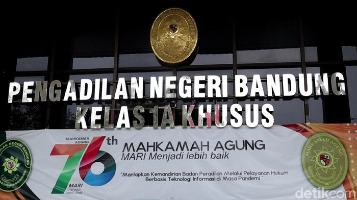 Sidang Herry Wirawan Digelar Tertutup, Begini Suasana di PN Bandung Herry Wirawan (36) jalani sidang kasus pemerkosaan di Pengadilan Negeri (PN) Bandung. Sidang yang menghadirkan 3 orang saksi itu berlangsung tertutup.