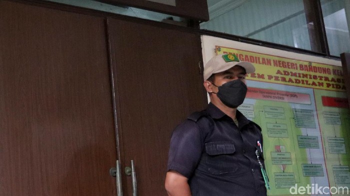 Herry Wirawan (36) jalani sidang kasus pemerkosaan di Pengadilan Negeri (PN) Bandung. Sidang yang menghadirkan 3 orang saksi itu berlangsung tertutup.