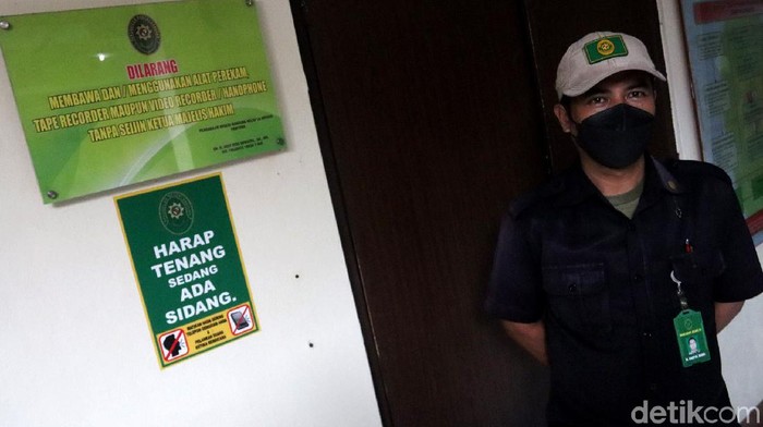 Sidang Herry Wirawan Digelar Tertutup, Begini Suasana di PN Bandung Herry Wirawan (36) jalani sidang kasus pemerkosaan di Pengadilan Negeri (PN) Bandung. Sidang yang menghadirkan 3 orang saksi itu berlangsung tertutup.
