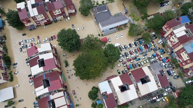 Suasana banjir di Malaysia. (via REUTERS/iainaazhr (TikTok)/Aina Syafiqa)