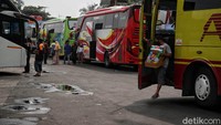 Terlihat suasana terminal tidak begitu ramai.